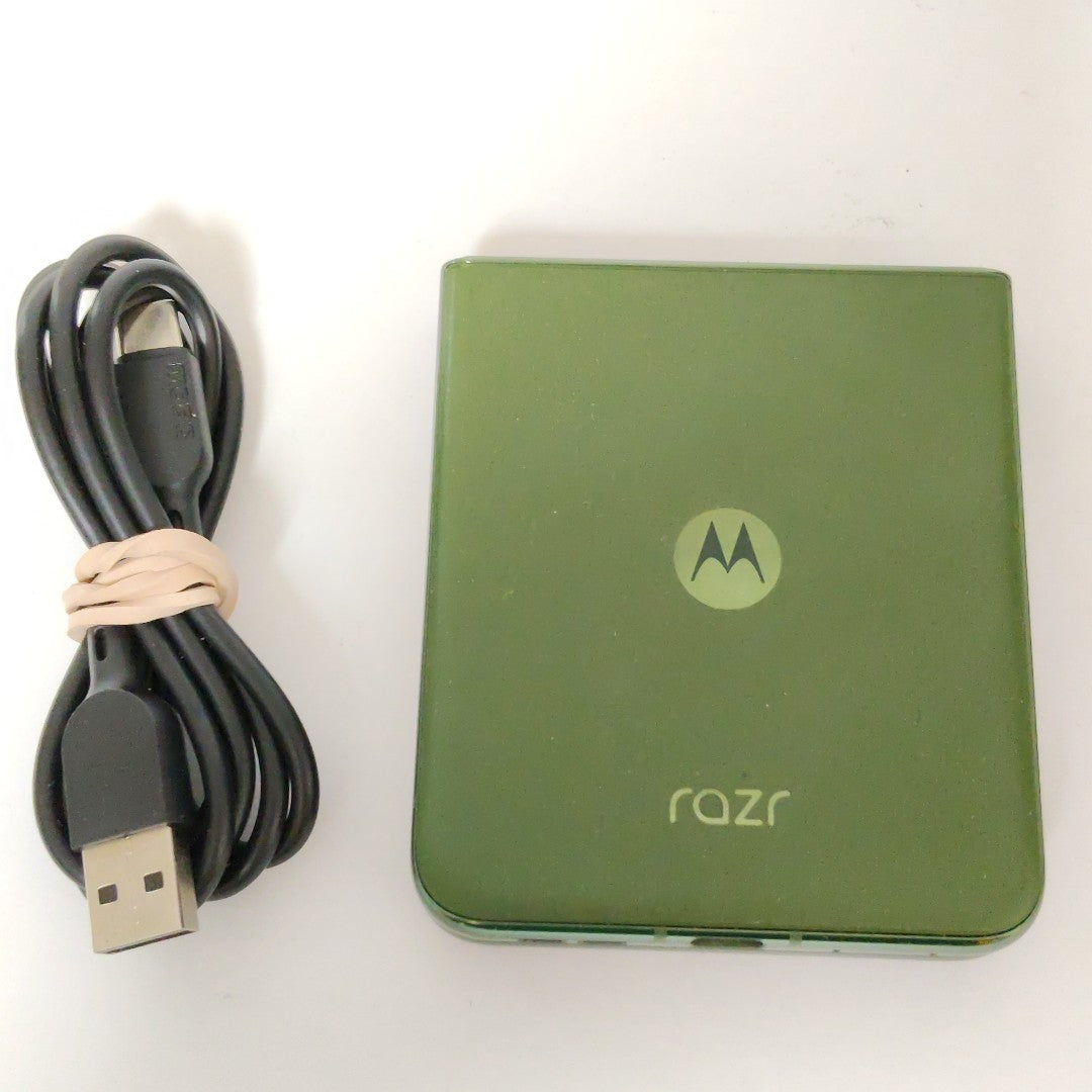 CELULAR MOTOROLA RAZR 50 ULTRA XT2451-3 (2024) 512 GB 12 GB RAM (SEMINUEVO)