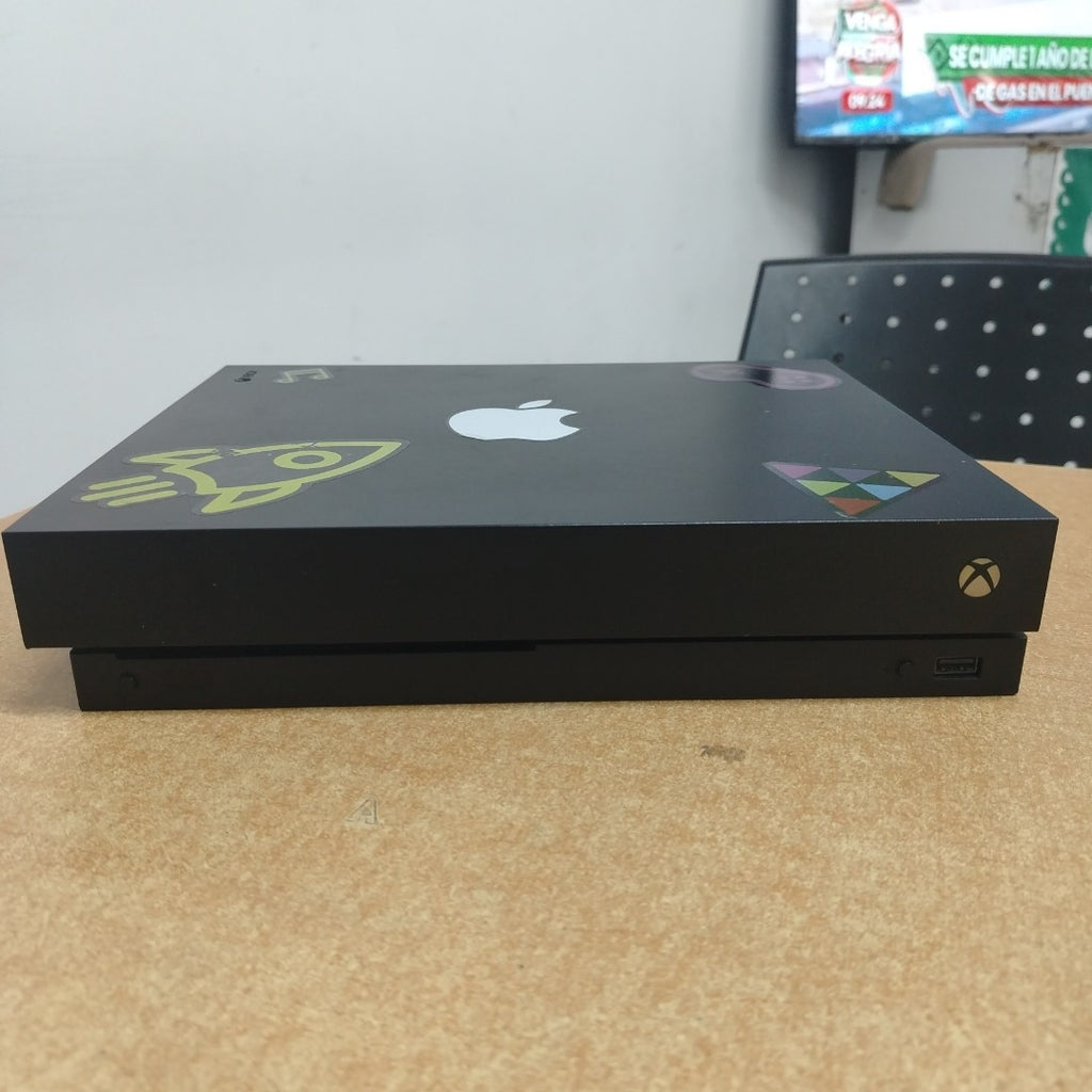 CONSOLA DE VIDEOJUEGO MICROSOFT XBOX ONE X 1 TB (SEMINUEVO)