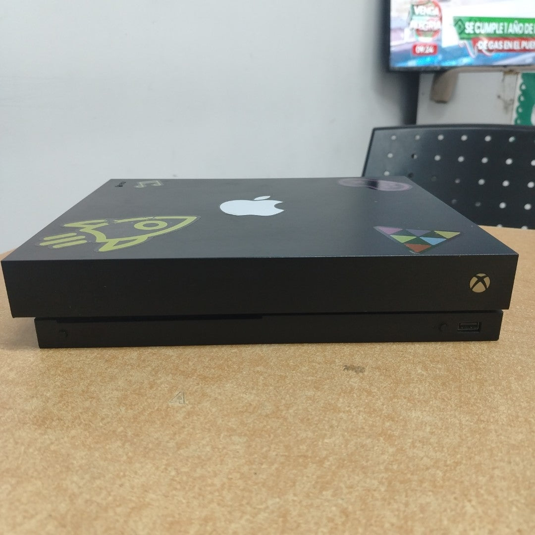 CONSOLA DE VIDEOJUEGO MICROSOFT XBOX ONE X 1 TB (SEMINUEVO)