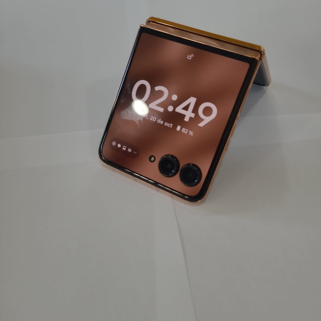 CELULAR MOTOROLA RAZR 50 ULTRA XT2451-3 (2024) 512 GB 12 GB RAM (SEMINUEVO)