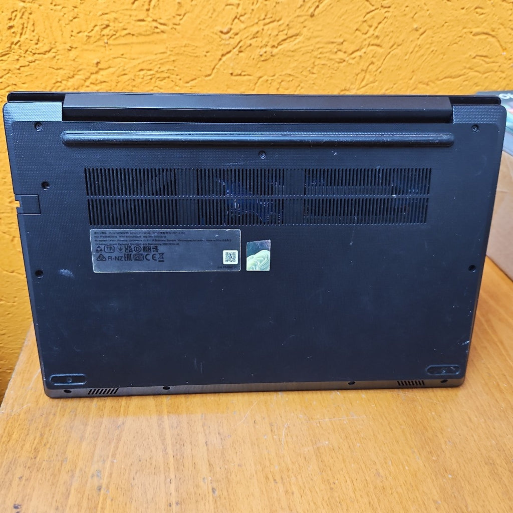 LAPTOP LENOVO V14 G2 IJL (2024) 256 GB SSD 4 GB RAM (SEMINUEVO)