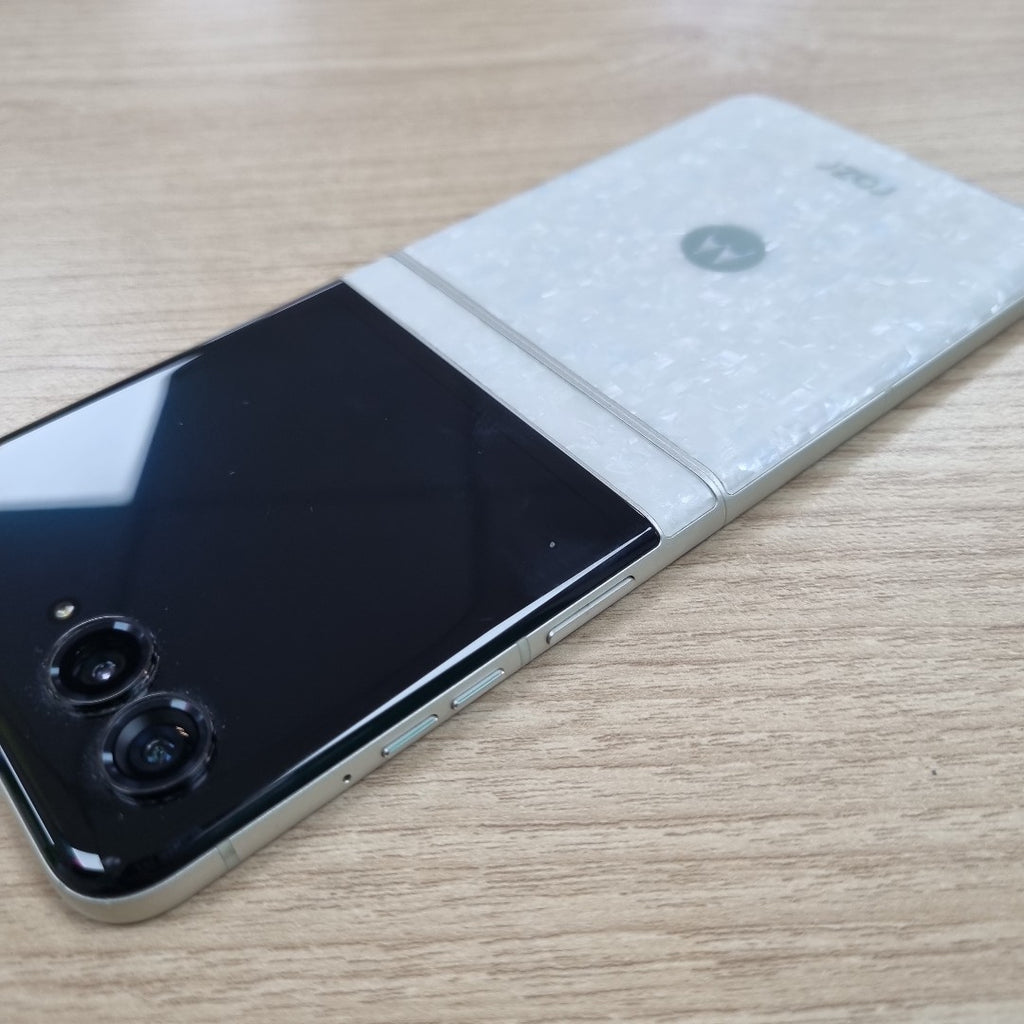 CELULAR MOTOROLA RAZR 70 XT2657-1 (2026) 256 GB 8 GB RAM (SEMINUEVO)