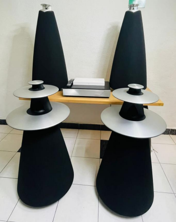 JUEGO DE BOCINAS BANG & OLUFSEN BEOLAB 20 600 WATTS DE POTENCIA INALÁMBRICAS(SEMINUEVO)